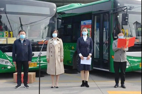 巾幗建功展英姿，獻(xiàn)身公交創(chuàng)佳績(jī)——市婦聯(lián)領(lǐng)導(dǎo)為我司“三八紅旗集體”等榮譽(yù)頒獎(jiǎng)授牌