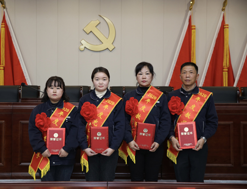 0207 從左至右依次為 點鈔能手王璐、充值能手孫昭娣、教學能手王慧娟、孫衛(wèi)東.jpg