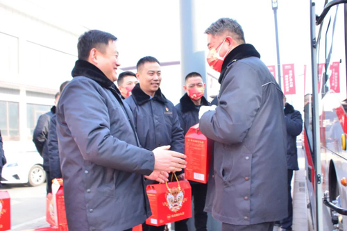 進(jìn)站點(diǎn)！集團(tuán)領(lǐng)導(dǎo)與一線職工共度新春